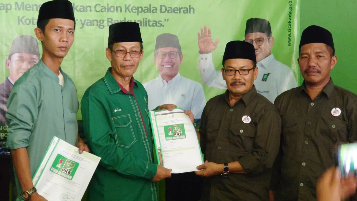 Ketua MUI Kota Banjar Supriana Daftar Balon Wali Kota ke PKB Dr H Supriana MPd (dua kanan) menyerahkan formulir pendaftaran Pilwalkot Banjar DPC PKB Banjar, diterima oleh Ketua Desk Pilkada Banjar dari DPC PKB Banjar H An'nur (dua kiri), Senin 6 Mei 2024. (Cecep Herdi/Jabar Ekspres)