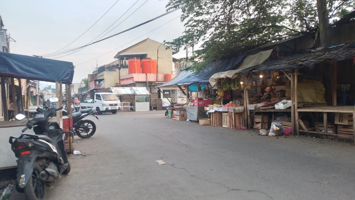 PKL menjamur hingga portal kedua Pasar Baru Cicalengka, Kecamatan Cicalengka, Kabupaten Bandung. (Yanuar/Jabar Ekspres)