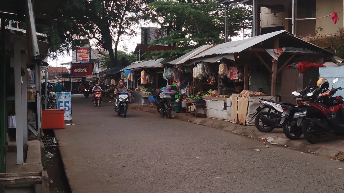 Di Balik Megahnya Pasar Baru Cicalengka Bandung, Omzet Para Pedagang Turun Akibat PKL Menjamur Tak Ditertibkan Berjajar PKL di ruas Jalan Kabupaten teparnya belakang Gedung Nasional wilayah Kecamatan Cicalengka, Kabupaten Bandung. (Yanuar/Jabar Ekspres)