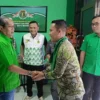 Ketua DPC PPP Kota Bogor, Zaenul Mutaqin saat menyambut kedatangan Sendi Fardiansyah yang mengikuti penjaringan Bacawalkot Bogor. (Yudha Prananda / Jabar Ekspres)