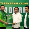 Akhmad Saeful Bakhri (Kanan) saat menyerahkan berkas pendaftaran penjaringan Bacawalkot Bogor di DPC PPP Kota Bogor, Minggu (19/5). (Yudha Prananda / Jabar Ekspres)