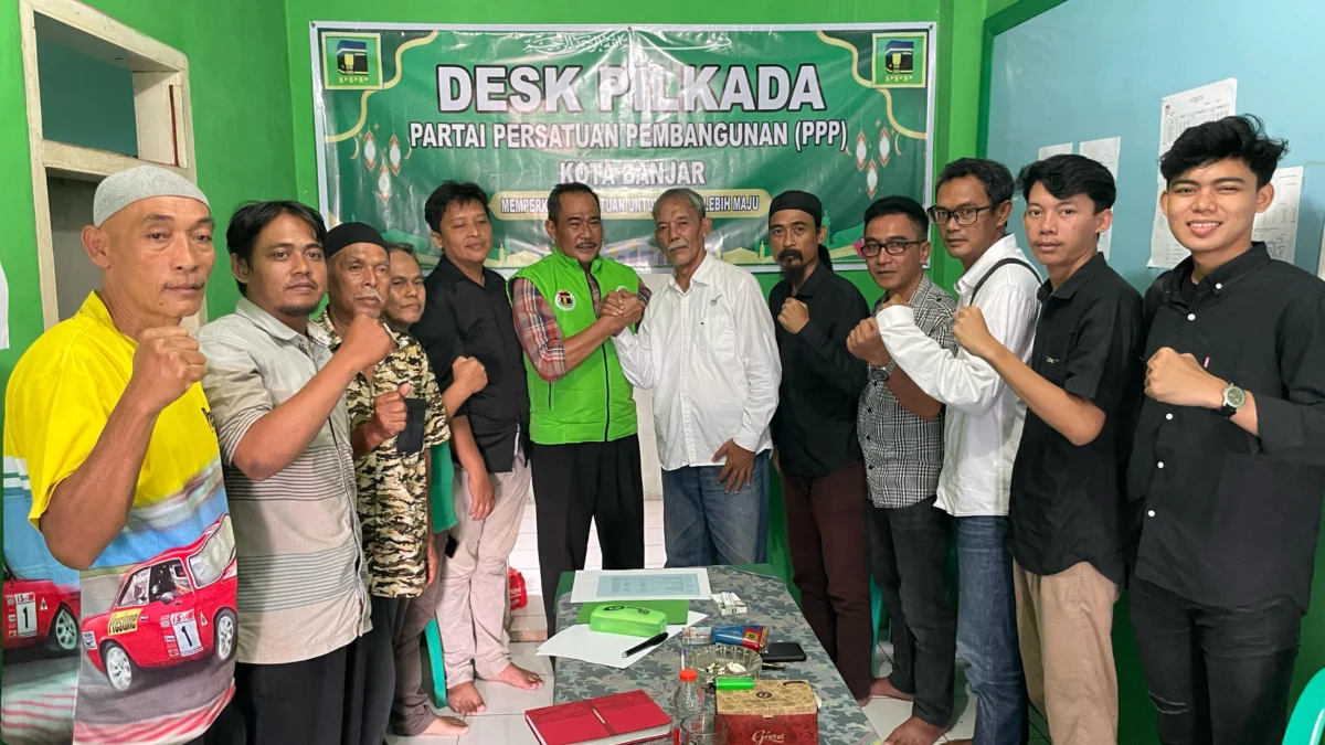 Jelang Pillwalkot Banjar, PPP Jemput Bola Cari Figur Calon Kepala Daerah Maman Suryaman (enam dari kanan), bakal Calon Wali Kota Banjar berfoto bersama jajaran pengurus Desk Pilkada DPC PPP Kota Banjar, Sabtu 25 Mei 2024. (Cecep Herdi/Jabar Ekspres)