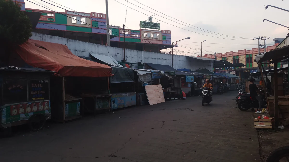 Sejumlah kios dari kayu didirikan oleh PKL depan Gedung Pasar Baru Cicalengka, Desa Cicalengka Wetan, Kecamatan Cicalengka, Kabupaten Bandung. (Yanuar/Jabar Ekspres)