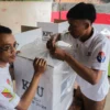 Butuh 453 PPS Pilkada 2024, KPU Kota Bandung Beberkan Honor Petugas BANDUNG - Komisi Pemilihan Umum (KPU) Kota Bandung, membutuhkan 453 panitia pemungutan suara (PPS). Ratusan petugas ini dibutuhkan untuk mengisi tempat pemungutan suara (TPS) di 151 kelurahan, menjelang Pilkada 2024. Kepala KPU Kota Bandung, Wenti Frihadianti menjelaskan bahwa kebutuhan ratusan petugas itu, yakni untuk mengisi dan bertugas saat Pilkada Kota Bandung 2024 mendatang. “Untuk kebutuhan total sebanyak 453 orang yang setiap satu kelurahan diisi oleh tiga orang petugas,” kata Wenti Frihadianti, kepada wartawan di Bandung, Selasa (21/5). Adapun, dirinya menuturkan bahwa saat ini KPU Kota Bandung sudah memasuki tahapan seleksi wawancara calon petugas. Tercatat pendaftaran itu diikuti oleh 800 peserta yang berasal dari 151 kelurahan se-Kota Bandung. Lalu, pada pelaksanaannya, tes tersebut dibantu oleh Panitia Pemilihan Kecamatan (PPK) di masing-masing kecamatan. Sebagai catatan, bagi petugas yang lolos wawancara ini nantinya akan dilanjutkan dengan penetapan hasil. Sementara itu, pihaknya membeberkan jumlah honor yang bakal diterima para petugas PPS nanti. Menurutnya untuk besaran honor ketua maupun anggota PPS di Pilkada serentak 2024, bernilai sama dengan Pemilu kemarin. “Untuk honorarium PPS itu ketuanya Rp1,5 juta dan untuk anggota Rp1,3 juta per orang. Untuk masa kontrak kerjanya sampai bulan Januari 2025,” bebernya. Lebih jelas, dirinya menjelaskan tahapan seleksi wawancara tersebut. Dimulai pada tanggal 21-22 Mei 2024 dan hasilnya diumumkan pada 24-25 Mei 2024. Adapun calon anggota PPS dari hasil seleksi akan ditetapkan pada 25 Mei 2024 dan dilantik pada 26 Mei 2024. “Saat ini KPU Kota Bandung sedang dalam pembentukan PPS dan untuk tahapan saat ini yaitu proses wawancara yang sedang berlangsung sampai besok jam 08.00 WIB hingga selesai,” pungkasnya.