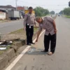 Petugas saat berada dilokasi terjadinya tabrakan. Dok Istimewa