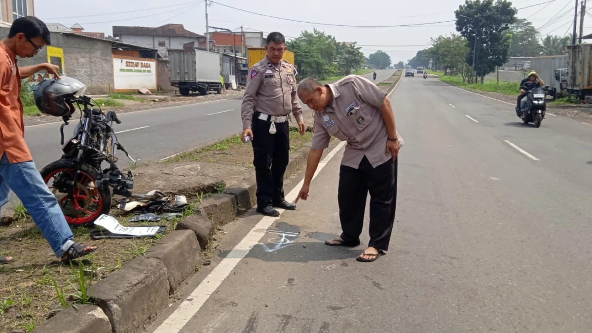 Petugas saat berada dilokasi terjadinya tabrakan. Dok Istimewa