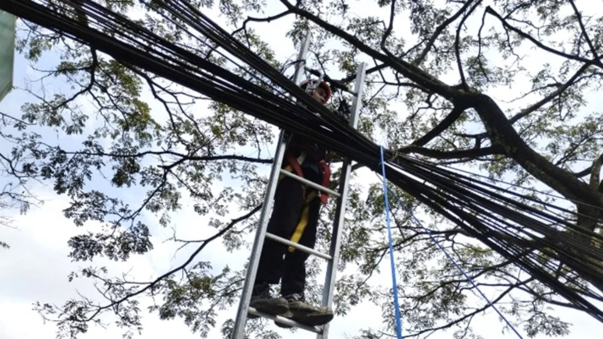 PLN Icon Plus SBU Regional Jawa Barat terus berkolaborasi dengan Dinas Kominfo Kota Bandung dan APJATEL (Asosiasi Penyelenggara Jaringan Telekomunikasi) melaksanakan penataan jaringan kabel fiber optik.