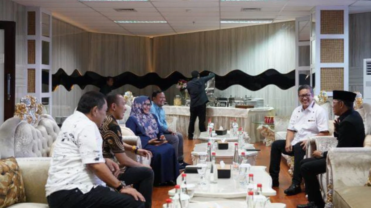 Pimpinan DPRD Kota Bogor saat menyambut kedatangan Pj Wali Kota Bogor, Hery Antasari bersama Sekda Kota Bogor, Syarifah Sofiah ke Gedung DPRD Kota Bogor. (Foto: Humoris DPRD Kota Bogor)