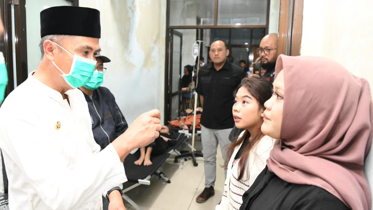 Penjabat Gubernur Jawa Barat Bey Machmudin mengecek kondisi korban luka kecelakaan bus maut yang dirawat di RSUD Subang, Ahad (12/5/2024) dini hari.
