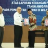 Pj Bupati Bandung Barat, Arsan Latif didampingin Ketua DPRD KBB, Rismanto saat menerima predikat opini WTP LKPD dari BPK RI. Rabu (22/5). Dok Diskominfotik KBB