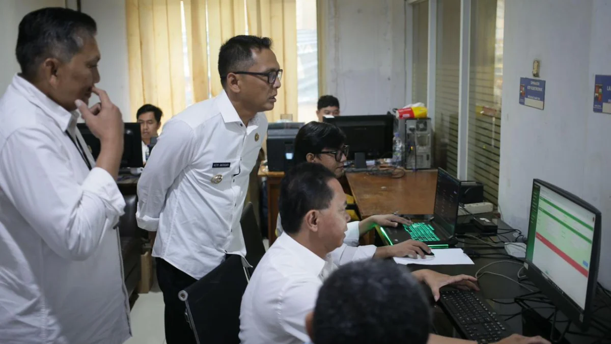 Pj Wali Kota Bogor, Hery Antasari saat meninjau proses layanan di Kantor Disdukcapil Kota Bogor. (Foto: Diskominfo Kota Bogor)