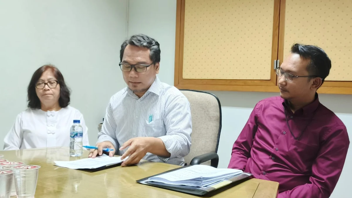 Juru Bicara Plaza Jambu Dua Bogor, Erwin Matondang (Tengah) bersama tim kuasa hukum. (Yudha Prananda / Jabar Ekspres)