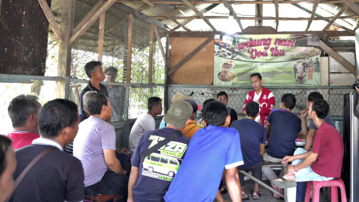 Bacawalkot Bogor, Sendi Fardiansyah saat makan siang dan mendengarkan aspirasi para sopir angkot di salah satu Warung Nasi di Kota Bogor, Kamis (23/5). (Yudha Prananda / Istimewa)