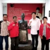Direktur Radar Cirebon Group Suhendrik (dua dari kanan) selepas feed and proper test di Kantor DPD PDIP Jabar, Senin (6/5).