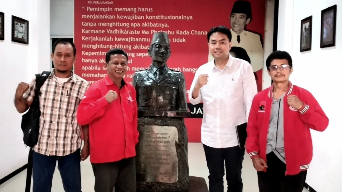 Direktur Radar Cirebon Group Suhendrik (dua dari kanan) selepas feed and proper test di Kantor DPD PDIP Jabar, Senin (6/5).