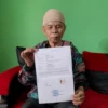 Momon (56), suami dari Almarhumah Ai Rohayati (45) TKW asal Kampung Tanjunglaya, RT02 RW07, Desa Tanjunglaya, Kecamatan Cikancung, Kabupaten Bandung yang meninggal di Saudi Arabia. (Yanuar/Jabar Ekspres)