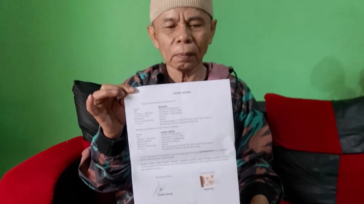 Momon (56), suami dari Almarhumah Ai Rohayati (45) TKW asal Kampung Tanjunglaya, RT02 RW07, Desa Tanjunglaya, Kecamatan Cikancung, Kabupaten Bandung yang meninggal di Saudi Arabia. (Yanuar/Jabar Ekspres)