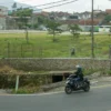Pengguna jalan melewati kawasan Lahan bekas Terminal Cileunyi, Kabupaten Bandung. (Pandu Muslim/Jabar Ekspres)