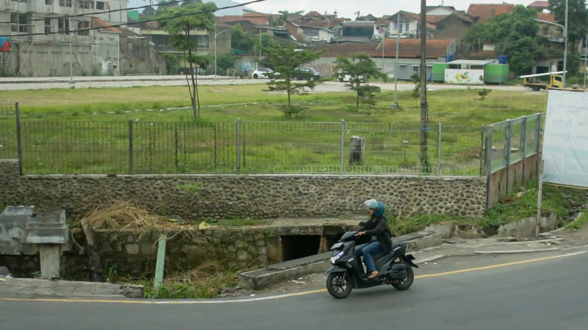 Pengguna jalan melewati kawasan Lahan bekas Terminal Cileunyi, Kabupaten Bandung. (Pandu Muslim/Jabar Ekspres)
