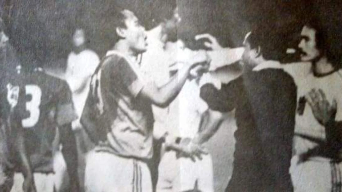 Wasit asal Kota Sukabumi, Kosasih Kartadiredja saat memimpin pertandingan. Dok Yayasan Dapuran Kipahare.