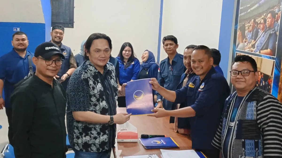 Farhat Abbas saat menerima formulir pendaftaran penjaringan Bacawalkot Bogor dari Ketua DPD Partai Nasdem Kota Bogor, Benninu Argoebie.