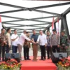 Bey Machmudin: Revitalisasi Jembatan Cikarang Permudah Akses Warga dan Buruh Pj Gubernur Jawa Barat Bey Machmudin meresmikan Penggunaan Kembali dan Menyerahkan Aset Jembatan Cikarang kepada Pemerintah Kabupaten Bekasi di Jembatan Cikarang I, Kabupaten Bekasi, Rabu (1/5/2024).(Foto: Biro Adpim Jabar)