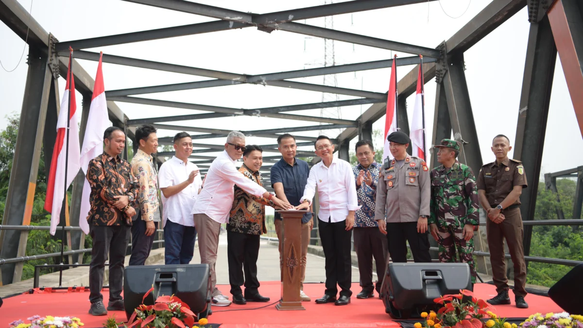 Bey Machmudin: Revitalisasi Jembatan Cikarang Permudah Akses Warga dan Buruh Pj Gubernur Jawa Barat Bey Machmudin meresmikan Penggunaan Kembali dan Menyerahkan Aset Jembatan Cikarang kepada Pemerintah Kabupaten Bekasi di Jembatan Cikarang I, Kabupaten Bekasi, Rabu (1/5/2024).(Foto: Biro Adpim Jabar)