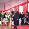 Pj Bupati Bandung Barat, Arsan Latif saat memimpin upacara peringatan Hardiknas 2024 di Lapang Mekarsari, Kecamatan Ngamprah. Kamis (2/5). Foto istimewa