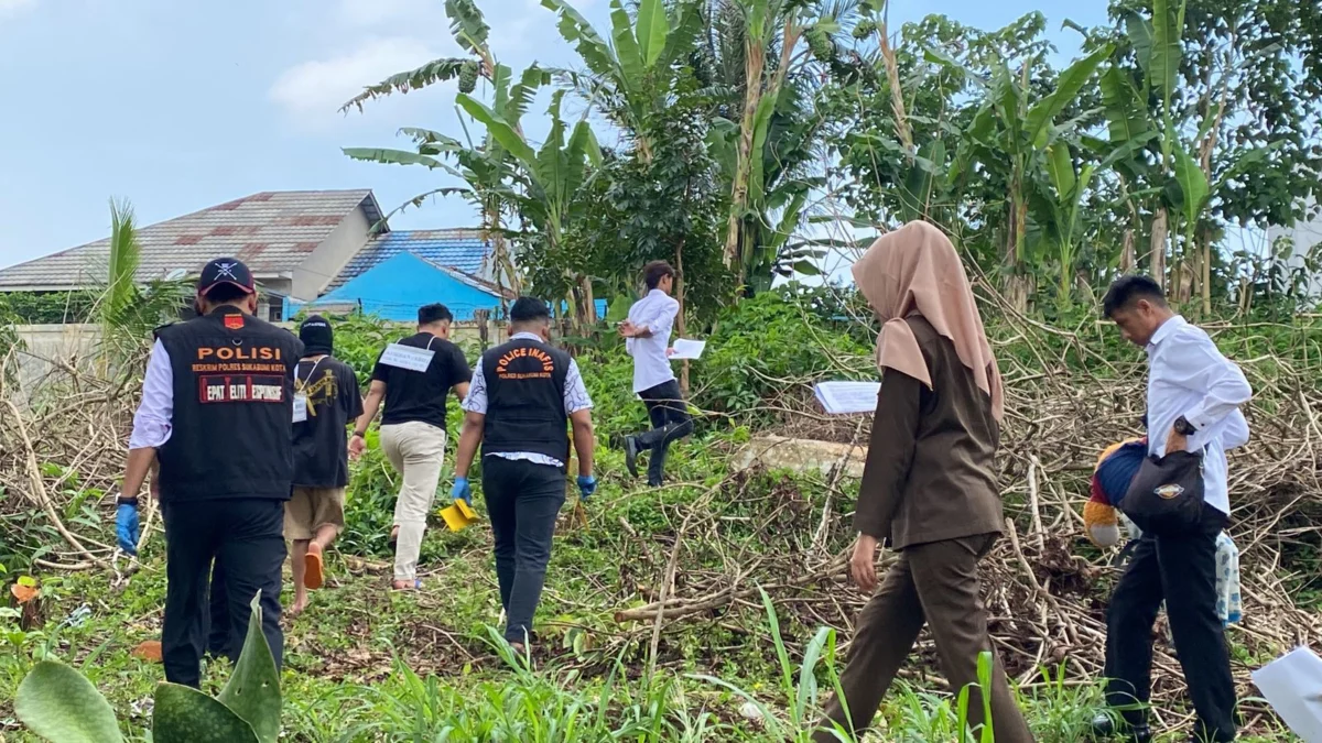 Polres Sukabumi Kota melakukan rekonstruksi pencabulan oleh ABH berusia 14 tahun terhadap bocah 6 tahun di kebun pala.