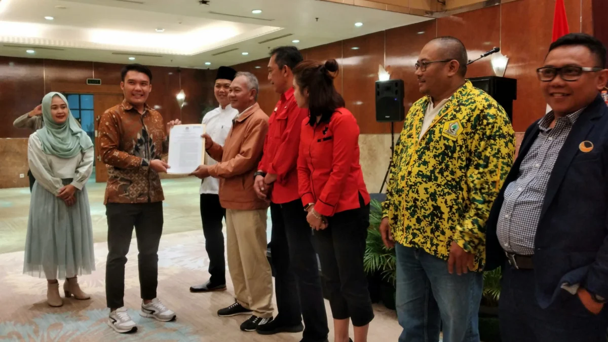 Tok! KPU Tetapkan PKS Kota Bandung Jawara dengan 11 Kursi, Ini Rincian Perolehan Kursi Parpol Lainnya Ketua KPU Kota Bandung Wenti Frihadianti (paling kiri) saat menyerahkan salinan SK penetapan dalam pleno, Kamis (2/05) malam