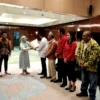 Ketua KPU Kota Bandung Wenti Frihadianti (tiga dari kiri) saat menyerahkan salinan SK penetapan dalam pleno, Kamis (2/05) malam