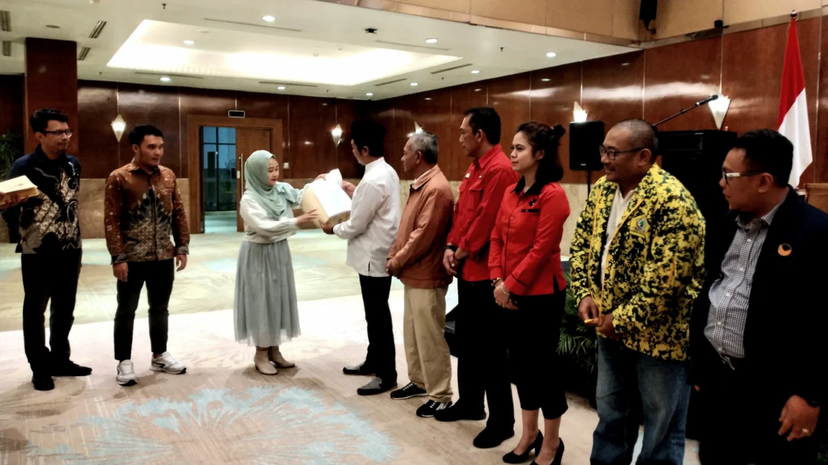 Ketua KPU Kota Bandung Wenti Frihadianti (tiga dari kiri) saat menyerahkan salinan SK penetapan dalam pleno, Kamis (2/05) malam