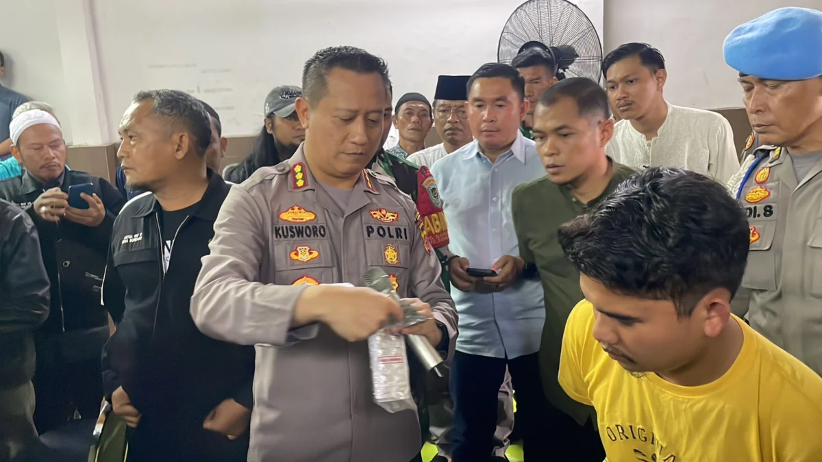 Dapat Laporan dari Warga, Polresta Bandung Tangkap Penjual Obat Terlarang Bermodus Warung Padang Jajaran Satuan Narkoba (Satnarkoba) Polresta Bandung berhasil mengamankan seorang pelaku penjual obat terlarang di Desa Soreang, Kecamatan Soreang, Kabupaten Bandung, Jumat (3/5/2024). Foto Agi Jabar Ekspres