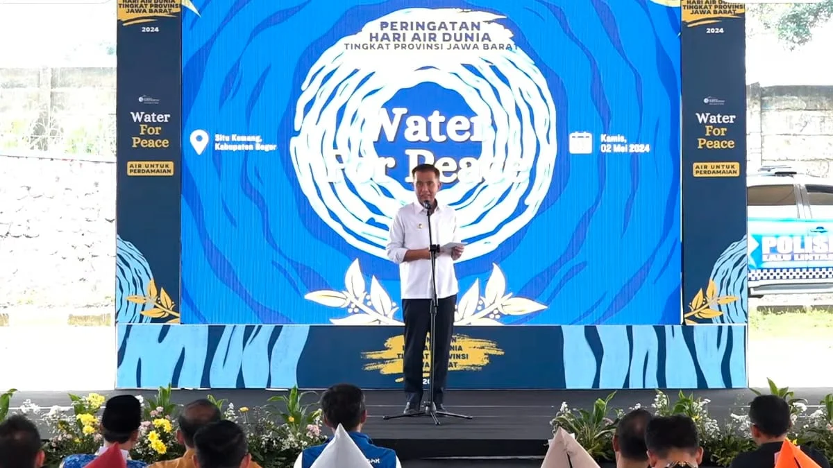 Pj Gubernur Jabar, Bey Triadi Machmudin, saat menghadiri Hari Air Duni ke-32 di Situ Kemang, Kamis (2/5).
