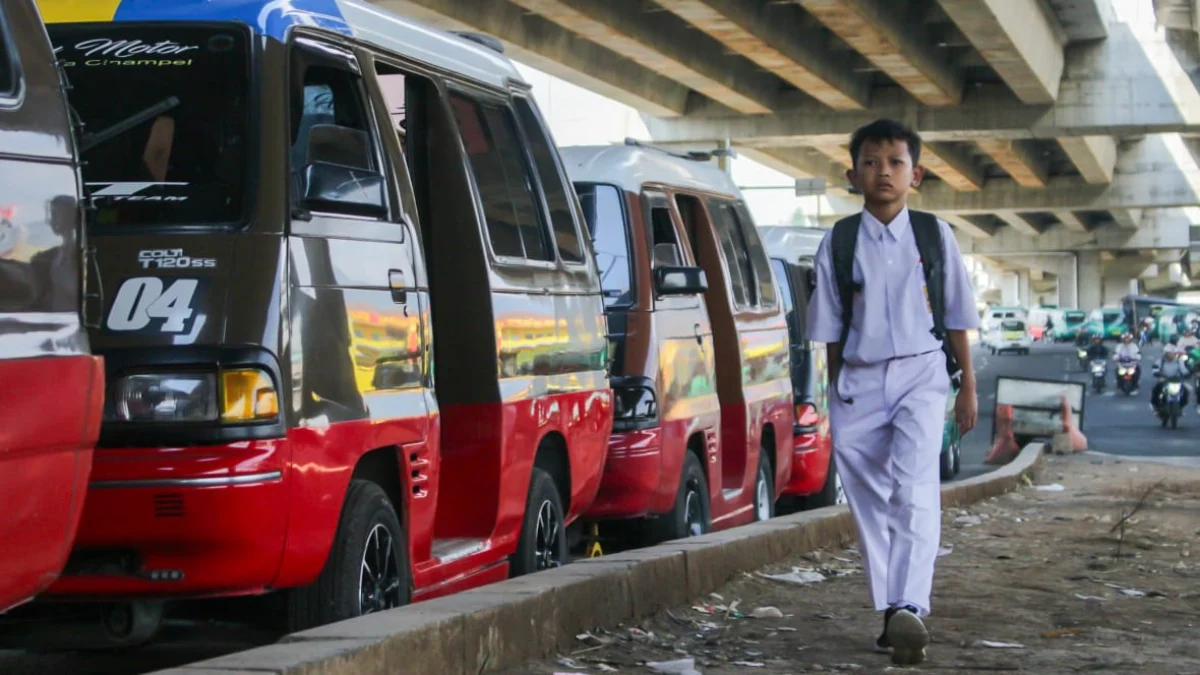 Penampakan angkot yang 'ngetem' di bawah underpass Tol Cisumdawu.