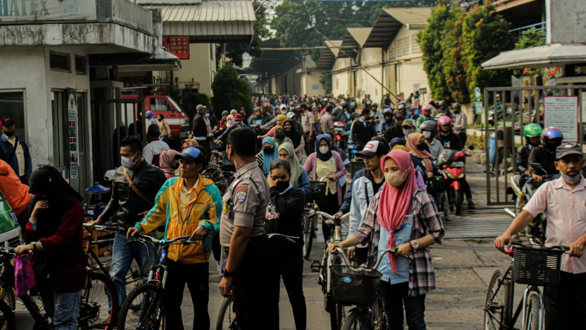 Ist. Karyawan di salah satu pabrik di Jabar. Foto. Pandu Muslim Jabar Ekspres.