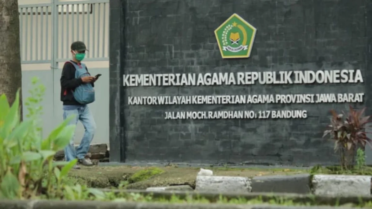 Ilustrasi: Aktivitas masyarakat di kawasan Kantor Wilayah Kemenag Jabar, Jalan Moch. Ramdhan, Kota Bandung. (Pandu Muslim/Jabar Ekspres)