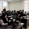 SERIUS : Sejumlah calon PPK sedang mengerjakan tes tulis di UIN Sunan Gunug Djati.