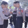 Wakapolres Banjar Dani Prasetya saat mengecek kelengkapan personelnya di halaman Makopolres Banjar, Selasa 7 Mei 2024. (Cecep Herdi/Jabar Ekspres)