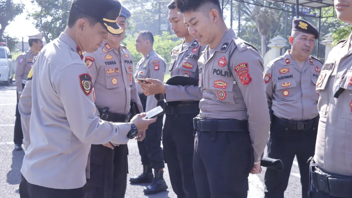 Wakapolres Banjar Dani Prasetya saat mengecek kelengkapan personelnya di halaman Makopolres Banjar, Selasa 7 Mei 2024. (Cecep Herdi/Jabar Ekspres)