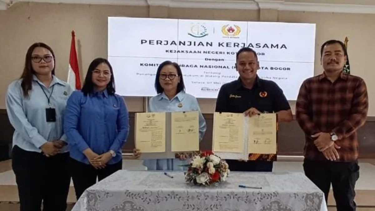 KONI dan Kejari Kota Bogor Sepakat Kawal Pengawasan Penggunaan Anggaran Ketua KONI Kota Bogor, Benninu Argobie dan Kepala Kejari Kota Bogor Waktu Wongateleng usai menandatangani MoU, Selasa (7/5). (Yudha Prananda / Jabar Ekspres)
