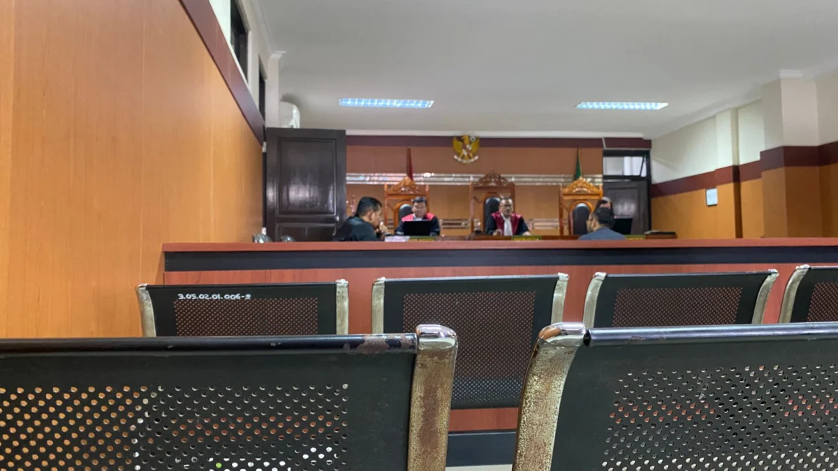 Jalani Persidangan, Mantan Anggota DPRD Kota Sukabumi Sudah Dinanti Kasus Perkara Lain Suasana persidangan Ivan Rusvansyah juga merupakan mantan anggota DPRD Kota Sukabumi, saat menjalani sidang pada Senin siang kemarin. Riki Achmad/Jabar Ekspres.