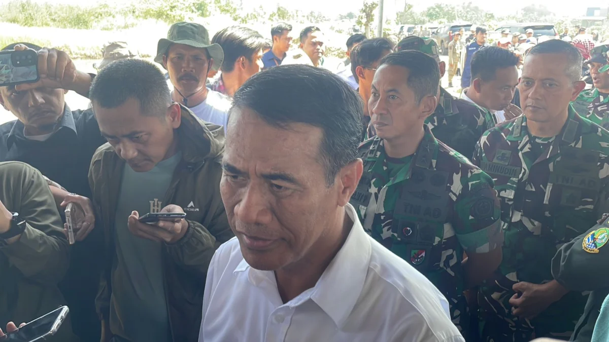 Tingkatkan Produktivitas Sektor Pertanian, Kementerian Pertanian Beri Bantuan Pompa Gratis Menteri Pertanian Andi Amran Sulaiman saat melakukan kunjungan kerja di pesawahan Desa Bojongemas, Solokanjeruk, Kabupaten Bandung, Selasa (7/5/2024). Foto Agi Jabar Ekspres