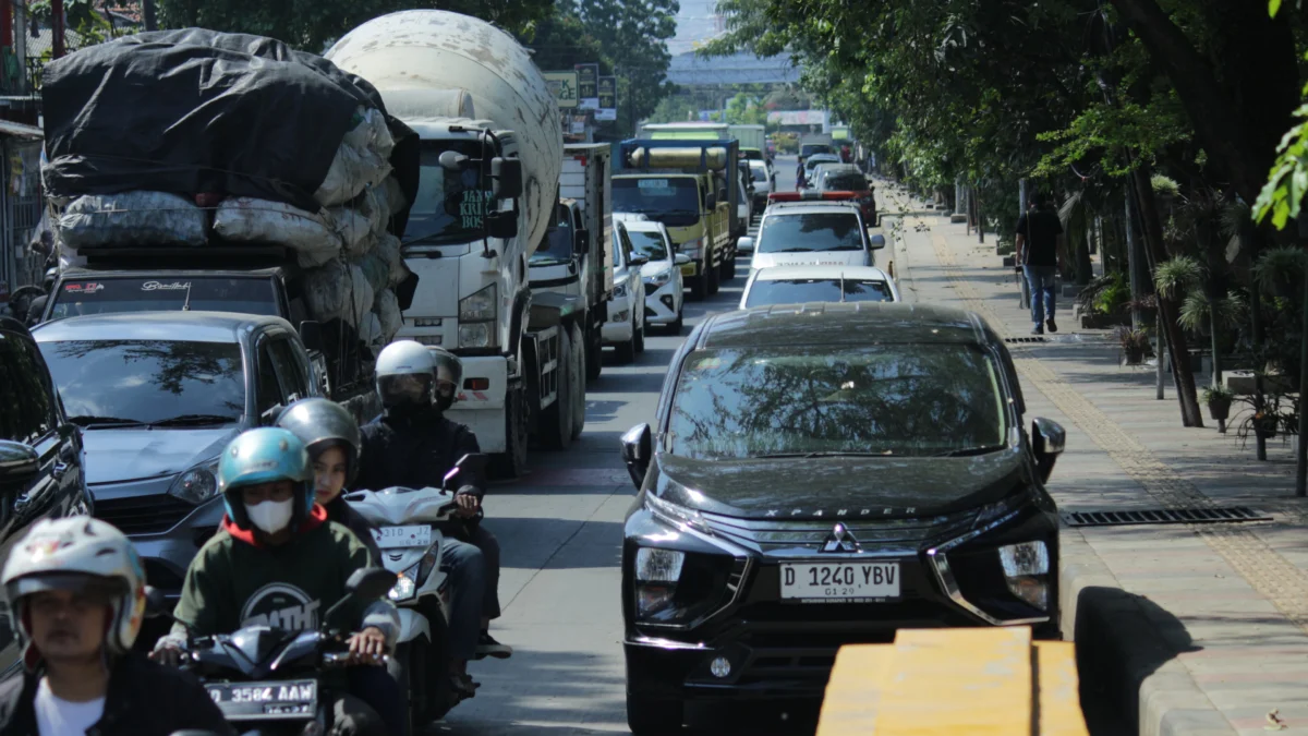 Sejumlah kendaraan parkir di sisi ruas Jalan Gedebage Selatan, Kota Bandung, Selasa(7/4). (Pandu Muslim/Jabar Ekspres)