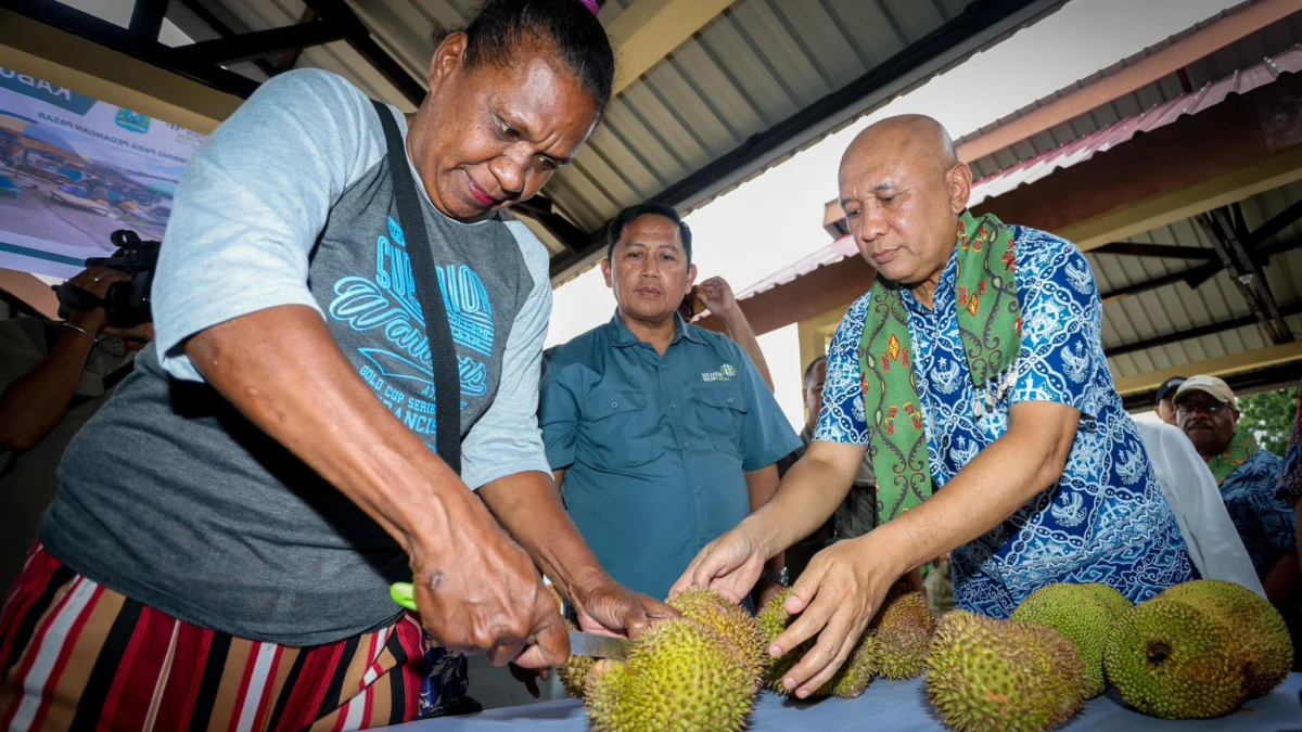 Potret MenKopUKM Teten Masduki di Pasar Rakyat Biak Numfor/