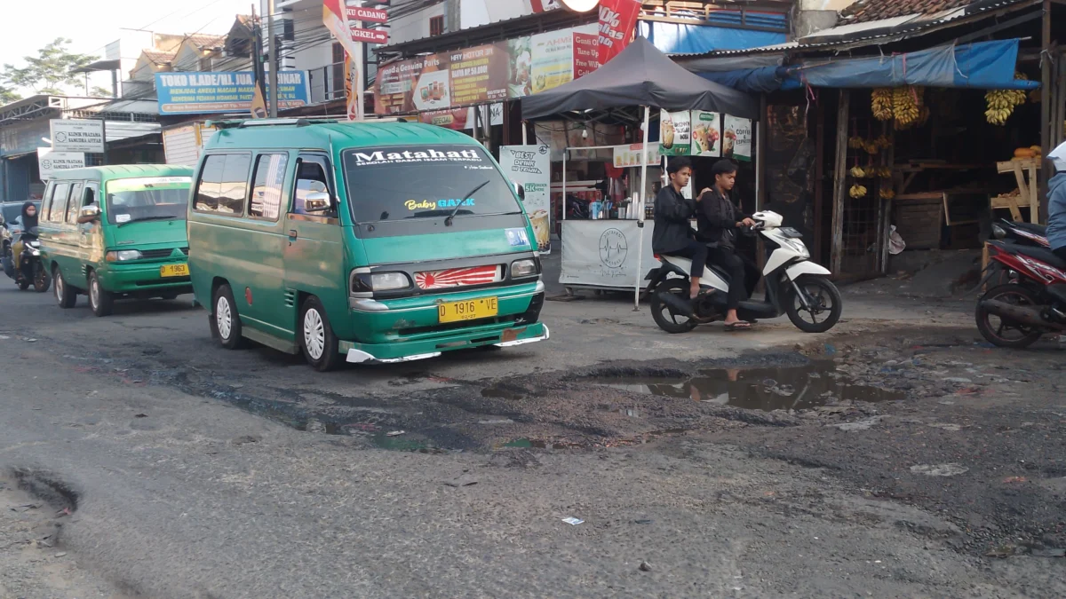 Ruas Jalan Raya Barat Cicalengka di wilayah Desa Cicalengka Wetan, Kecamatan Cicalengka, Kabupaten Bandung kondisinya rusak berat.Ruas Jalan Raya Barat Cicalengka di wilayah Desa Cicalengka Wetan, Kecamatan Cicalengka, Kabupaten Bandung kondisinya rusak berat.