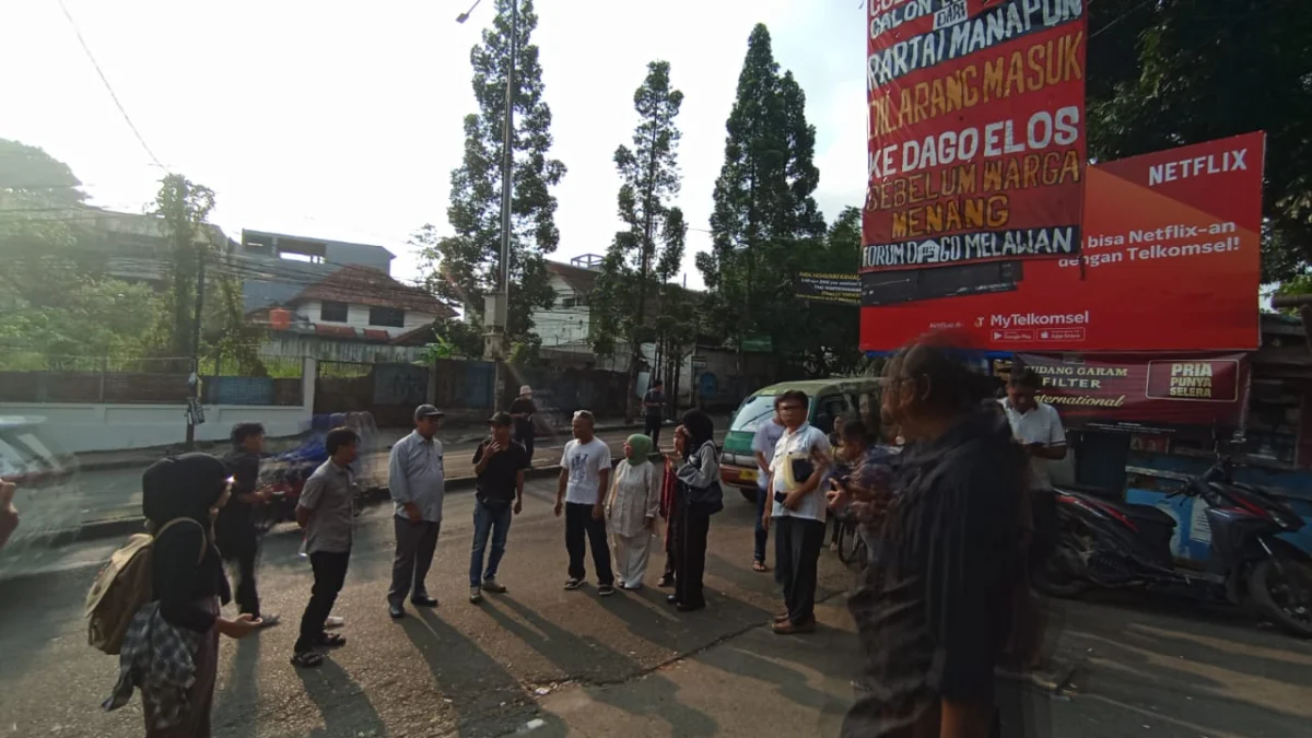 Warga Dago Elos menerima kunjungan tenaga ahli dari Kantor Staf Presiden di Balai RW Dago, Kota Bandung, pada Selasa (7/5). (Nizar/Jabar Ekspres)