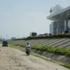 Sejumlah kendaraan melintasi jalan rusak di kawasan Stasiun Kereta Cepat Tegalluar, Kampung Cipanileman, Cibiru Hilir, Kabupaten Bandung, Selasa(7/4). (Pandu Muslim/Jabar Ekspres)