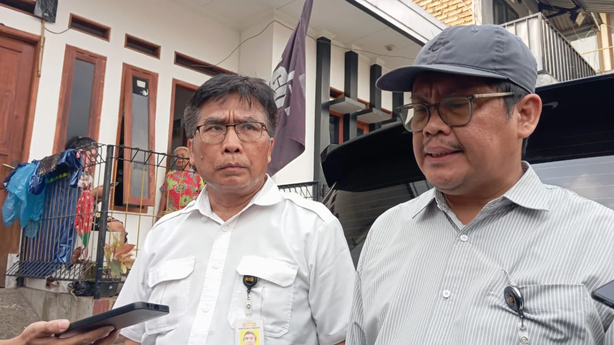 Tenaga Ahli KSP Tinjau Kondisi Lahan Sengketa Dago Elos, Janjikan PTSL pada Warga Tenaga Ahli Utama KSP, Usep Setiawan bersama Tenaga Ahli Madya KSP, Sahat Lumbanraja usai berdiskusi bersama warga di Balai RW Dago Elos, Selasa (7/5). (Nizar/Jabar Ekspres)Tenaga Ahli Utama KSP, Usep Setiawan bersama Tenaga Ahli Madya KSP, Sahat Lumbanraja usai berdiskusi bersama warga di Balai RW Dago Elos, Selasa (7/5). (Nizar/Jabar Ekspres)Tenaga Ahli Utama KSP, Usep Setiawan bersama Tenaga Ahli Madya KSP, Sahat Lumbanraja usai berdiskusi bersama warga di Balai RW Dago Elos, Selasa (7/5). (Nizar/Jabar Ekspres)