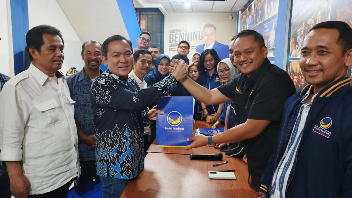 Dokter Rayendra saat menyerahkan berkas formulir pendaftaran penjaringan Bacawalkot Bogor kepada Ketua DPD Partai Nasdem Kota Bogor, Benninu Argobie, Selasa (7/5) Petang. (Yudha Prananda / Jabar Ekspres)
